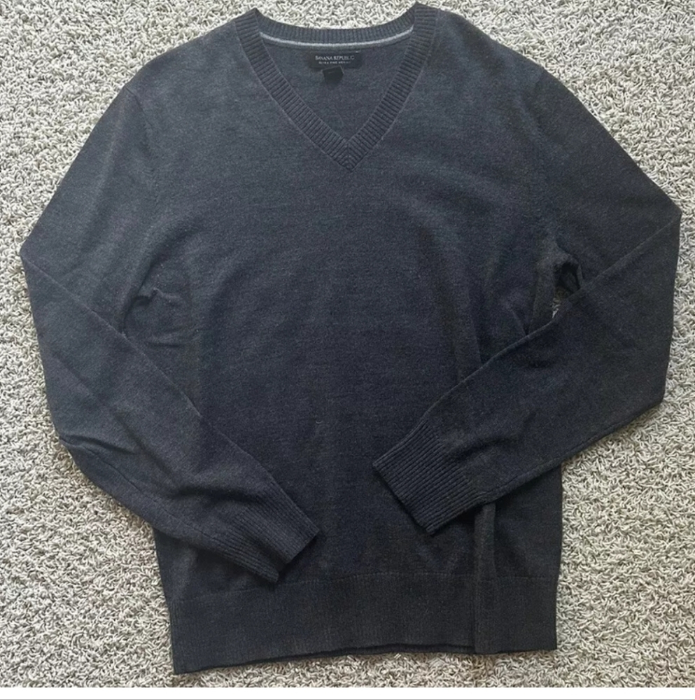 Men’s Banana Republic Grey Extra Fine Merino Wool V Neck Sweater Size M
